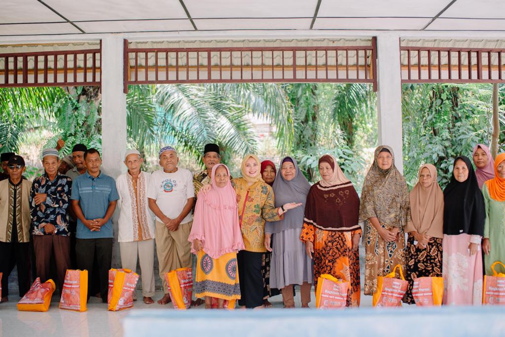 Anggota DPRK Dari Partai Hanura Bagikan Ribuan Paket Lebaran