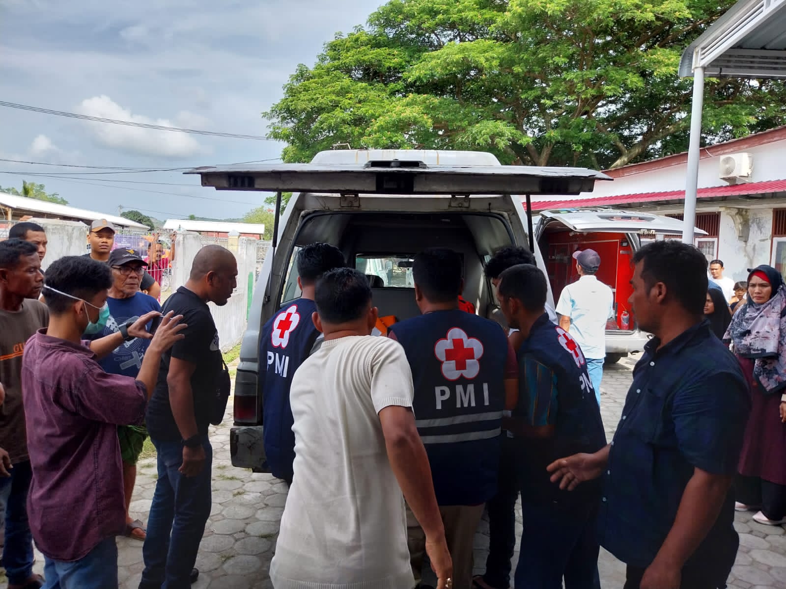 Tim Gabungan Pemkab Aceh Besar Evakuasi Seluruh Korban Kecelakaan di Krueng Raya