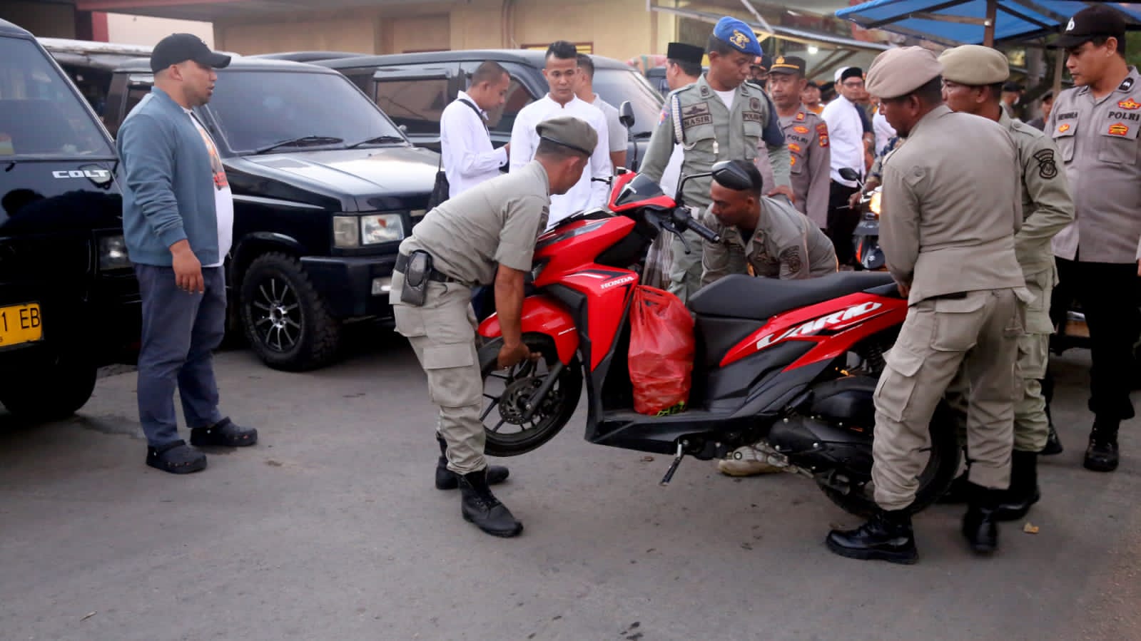 Warning Pj Bupati Aceh Besar: Parkir Sembarangan di Pasar Induk Lambaro akan Dikunci Roda