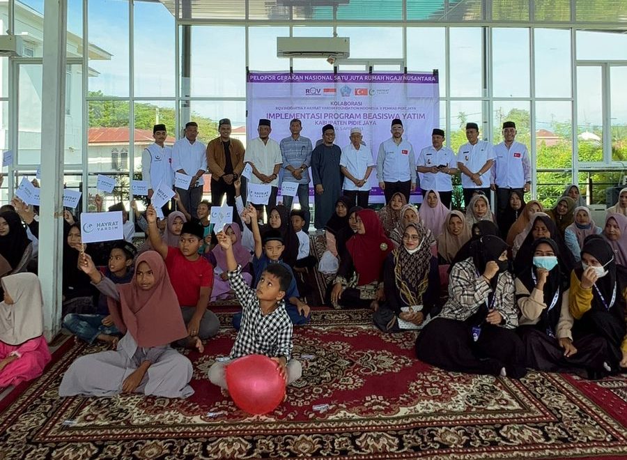 RQV Indonesia Bersama Hayrat Yardim Turki Salurkan Beasiswa di Pidie Jaya