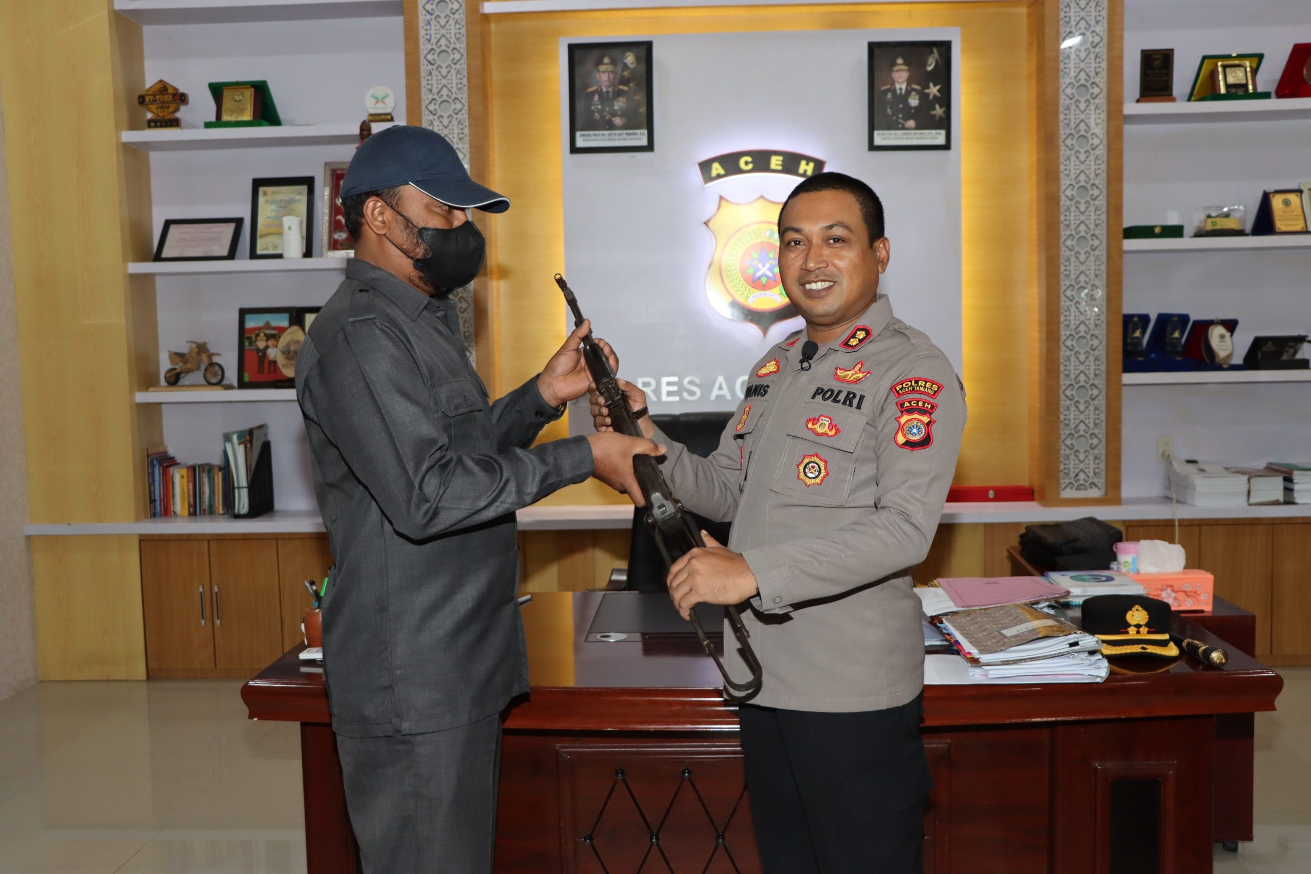 Seorang Warga Serahkan AK-56 ke Polres Aceh Tamiang