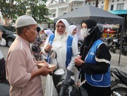 IWAPI Banda Aceh Bagi-bagi Takjil Sambil Kampanye Pengurangan Styrofoam