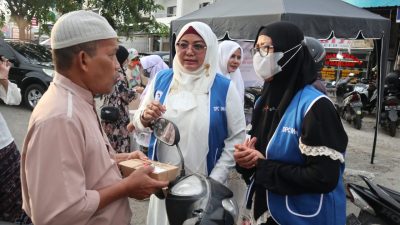 IWAPI Banda Aceh Bagi-bagi Takjil Sambil Kampanye Pengurangan Styrofoam