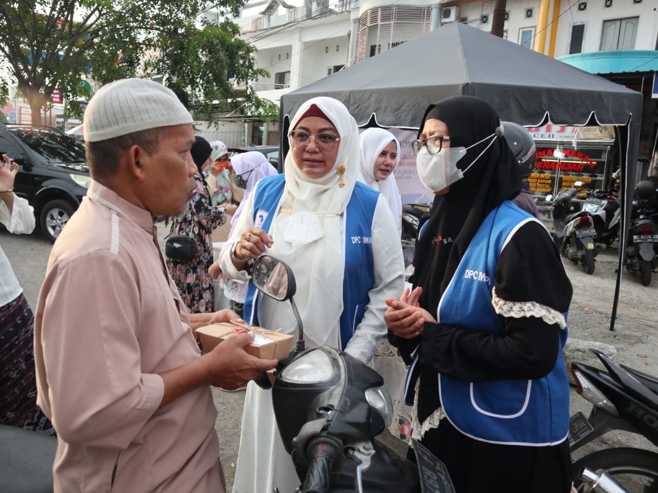 IWAPI Banda Aceh Bagi-bagi Takjil Sambil Kampanye Pengurangan Styrofoam