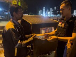 Berkah Ramadhan, Tim Rimueng Bagikan Makanan Sahur ke Warga
