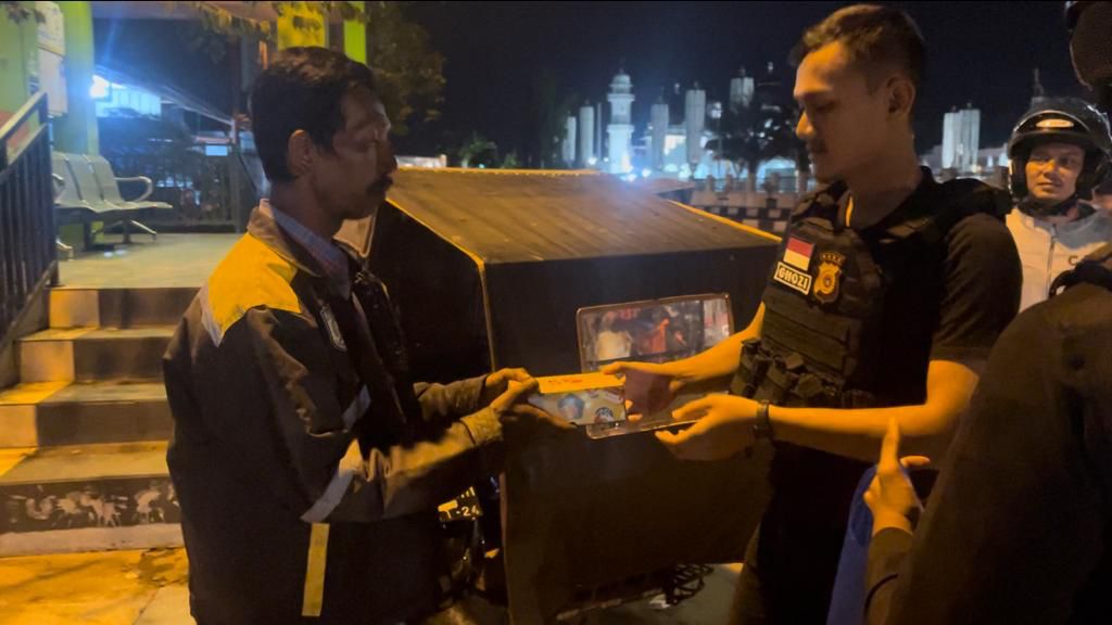 Berkah Ramadhan, Tim Rimueng Bagikan Makanan Sahur ke Warga