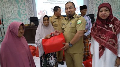 Warga Lanjut Usia di Aceh Besar Terima Bantuan Atensi Dari Pemerintah