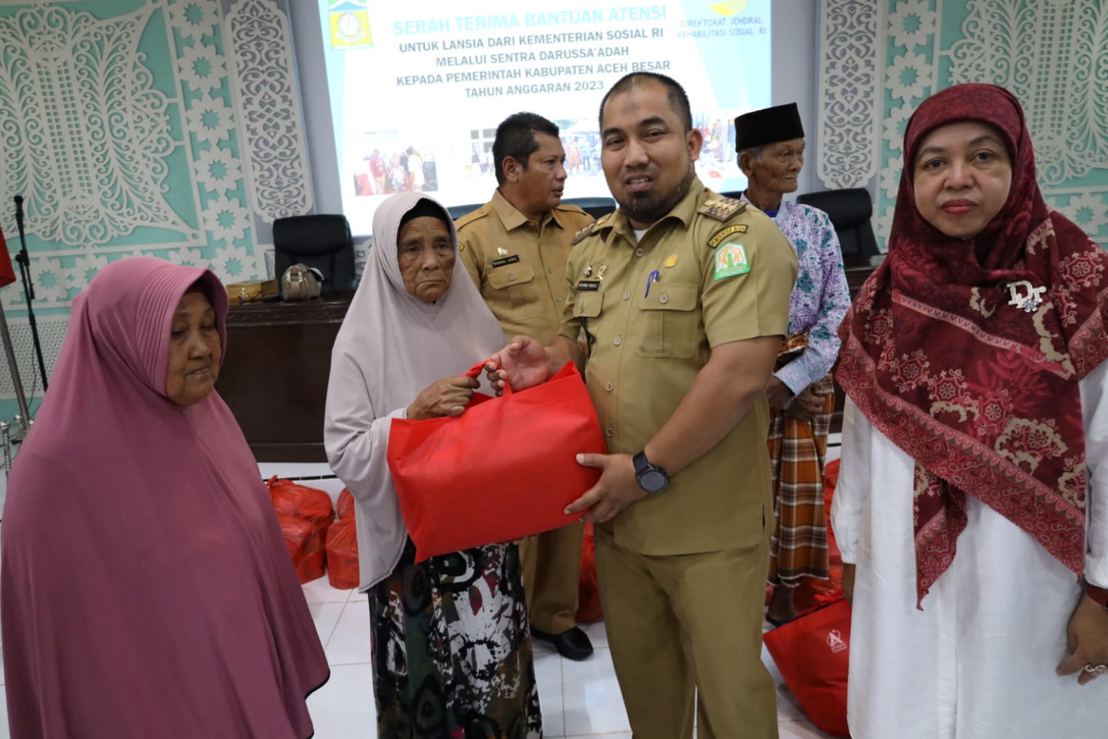 Warga Lanjut Usia di Aceh Besar Terima Bantuan Atensi Dari Pemerintah