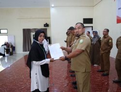 Pj Bupati Aceh Besar Ambil Sumpah 57 ASN dan Serahkan SK Perpanjangan Pegawai PPPK