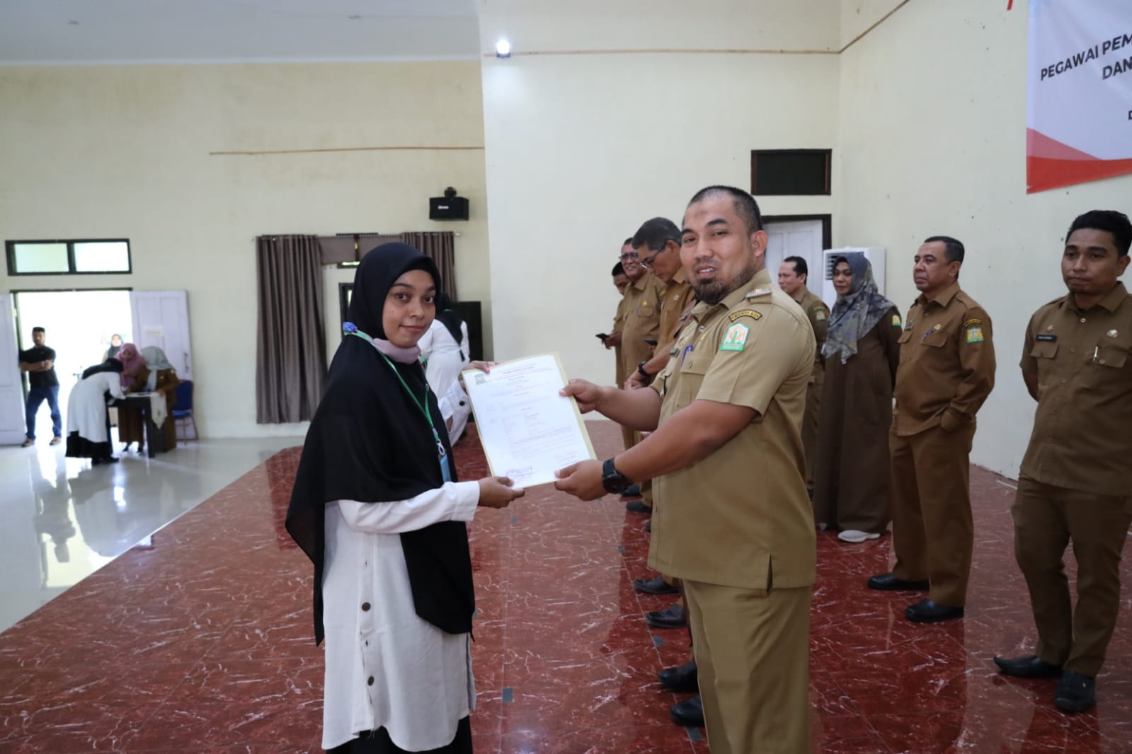 Pj Bupati Aceh Besar Ambil Sumpah 57 ASN dan Serahkan SK Perpanjangan Pegawai PPPK