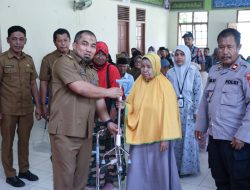 Pj Bupati Aceh Besar Antar Bantuan Kursi Roda untuk Penyandang Disabilitas