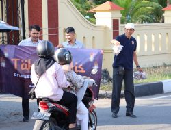 Personel Ditreskrimsus Polda Aceh Bagikan 250 Paket Takjil untuk Masyarakat
