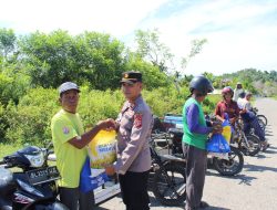 Personel Polres Aceh Jaya Salurkan Bantuan Kemanusiaan kepada Tukang Becak