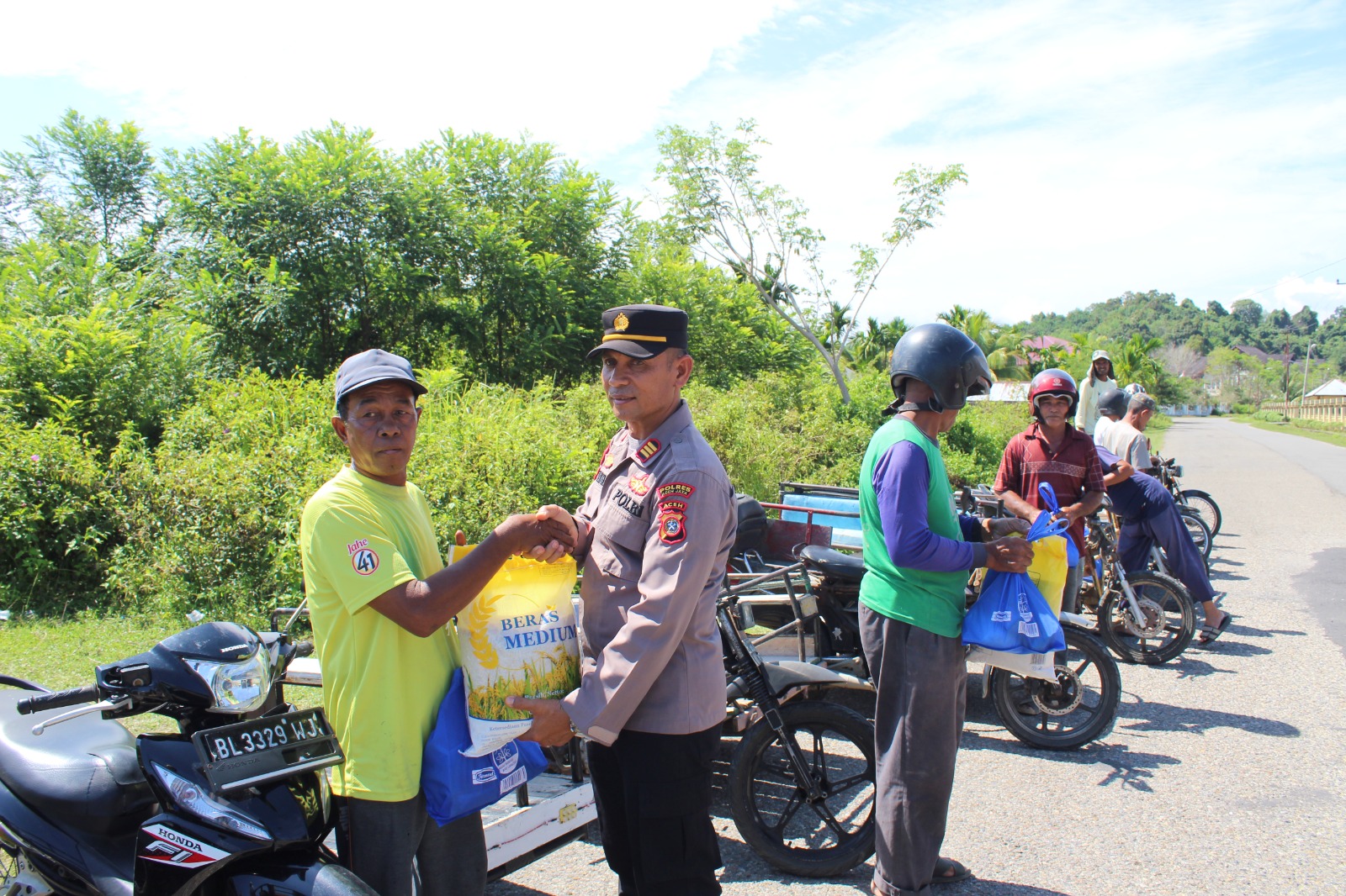 Personel Polres Aceh Jaya Salurkan Bantuan Kemanusiaan kepada Tukang Becak