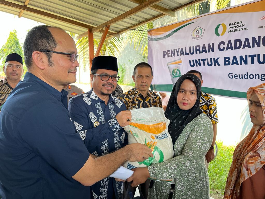 Pj Bupati Aceh Utara Mulai Salurkan Bantuan Pangan Cadangan Beras Pemerintah