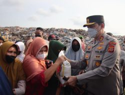 Kapolda Aceh Bagikan 150 Paket Sembako ke Pemulung di TPA Gampong Jawa
