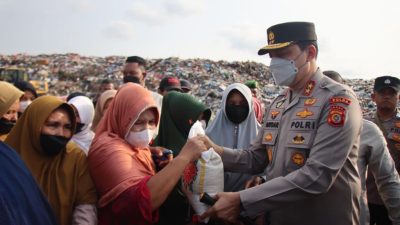 Kapolda Aceh Bagikan 150 Paket Sembako ke Pemulung di TPA Gampong Jawa