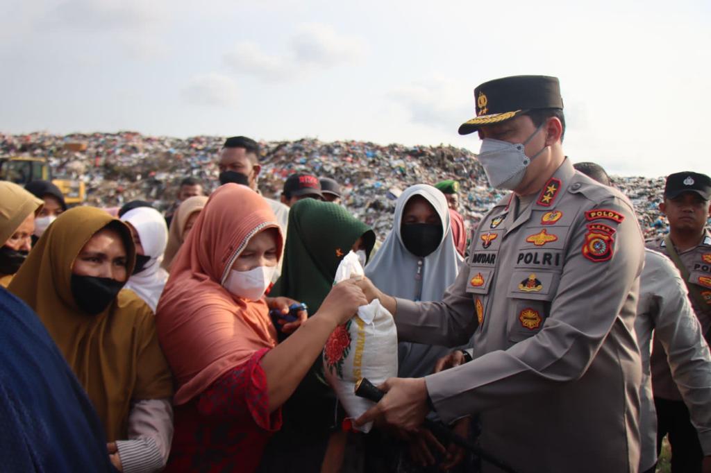 Kapolda Aceh Bagikan 150 Paket Sembako ke Pemulung di TPA Gampong Jawa