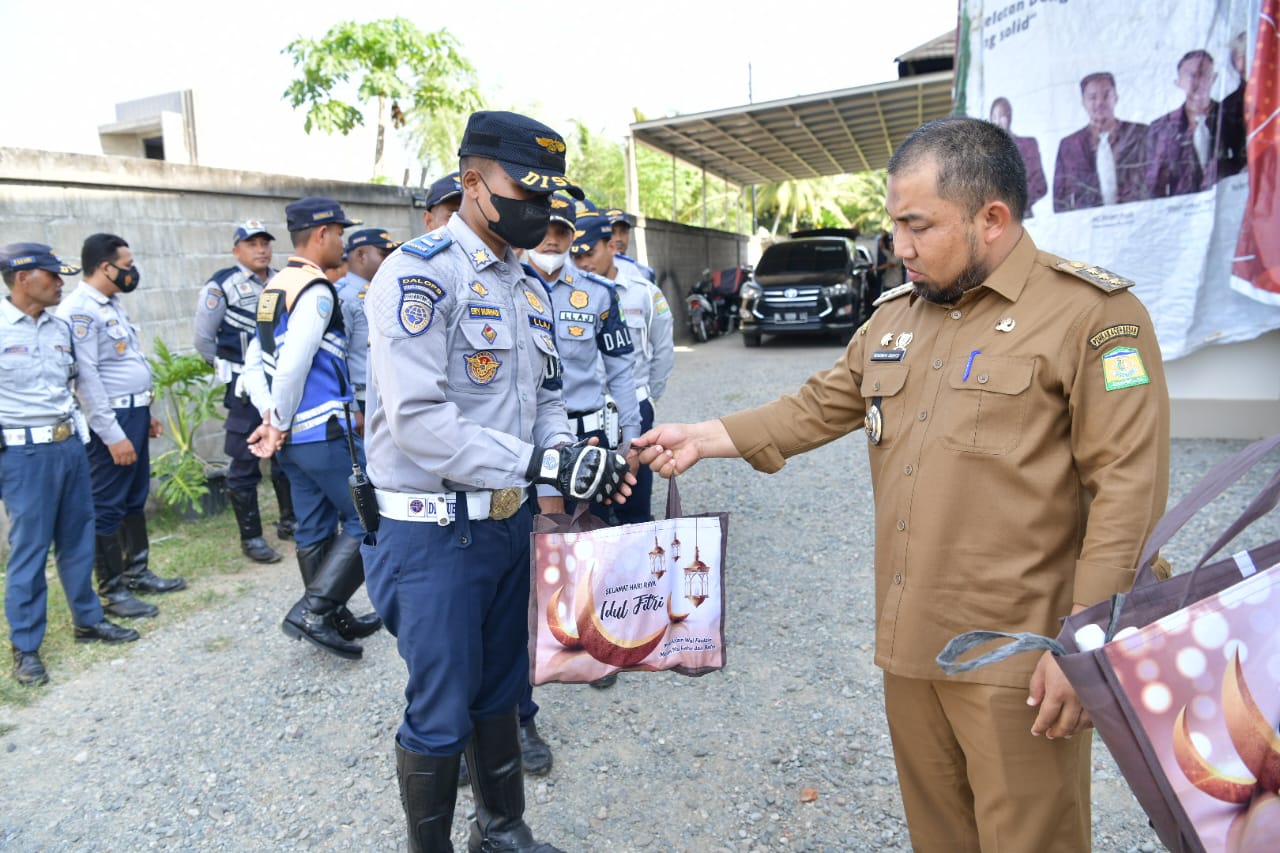 38 Personil Kontrak Dishub Aceh Besar Terima Paket Lebaran