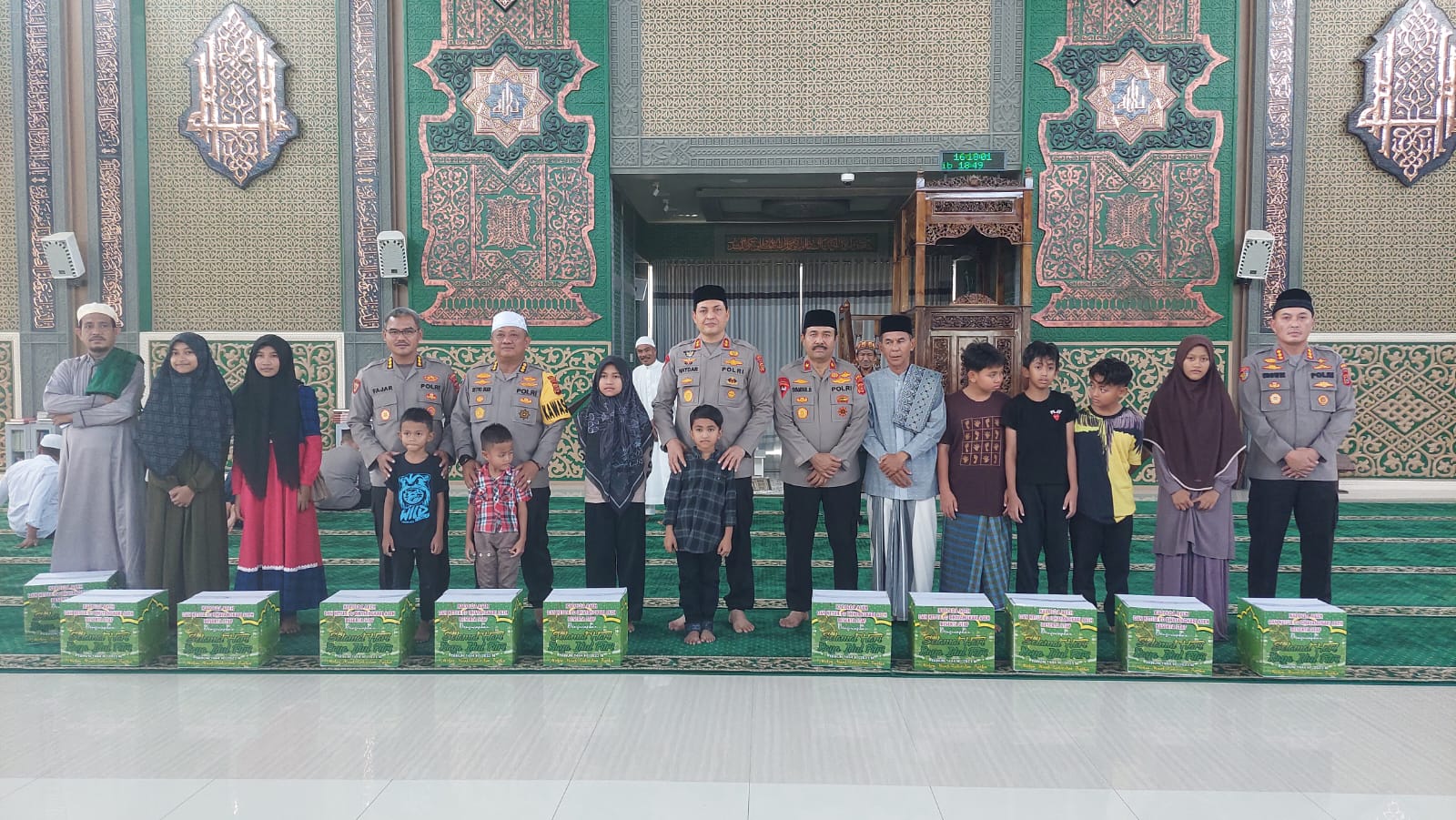 Kapolda dan Wakapolda Aceh Santuni Puluhan Anak Yatim