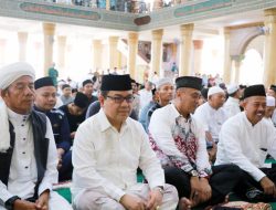 Mahdi Efendi Salat Ied di Masjid Baitul Makmur Meulaboh