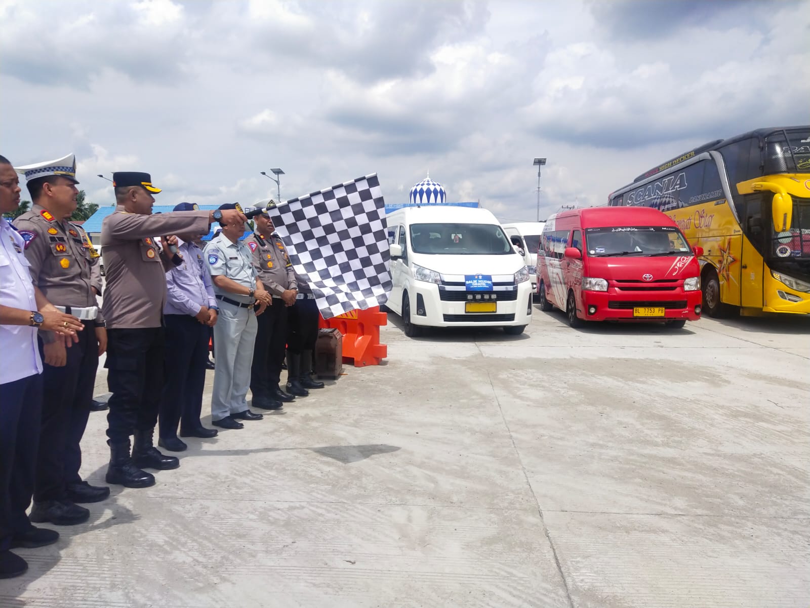 Kasatlantas Polres Aceh Utara Lepas 13 Kendaraan Balik Mudik Gratis