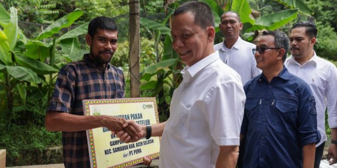 Penjabat Gubernur Serahkan Bantuan Pakan Kepada Kelompok Tani Ayam Petelur di Aceh Selatan