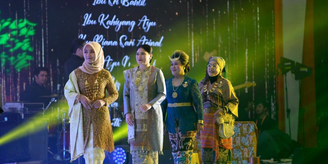 HUT ke-43 Dekranasda, Ayu Marzuki Pamerkan Songket Khas Aceh Besar