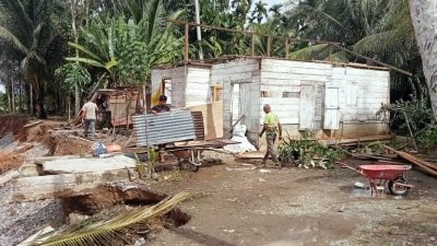 Erosi Sungai, Warga Aceh Barat Terpaksa Bongkar Rumah