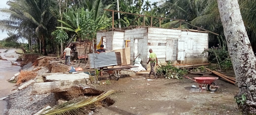 Erosi Sungai, Warga Aceh Barat Terpaksa Bongkar Rumah