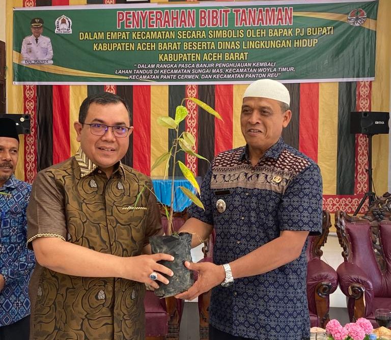 Pj Bupati Aceh Barat Serahkan 11 Ribu Bibit Pohon
