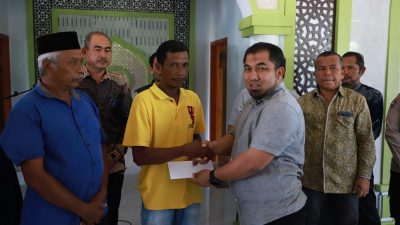 Pj Bupati Aceh Besar Serahkan Bantuan BMA untuk Korban Angin Kencang dan Kebakaran