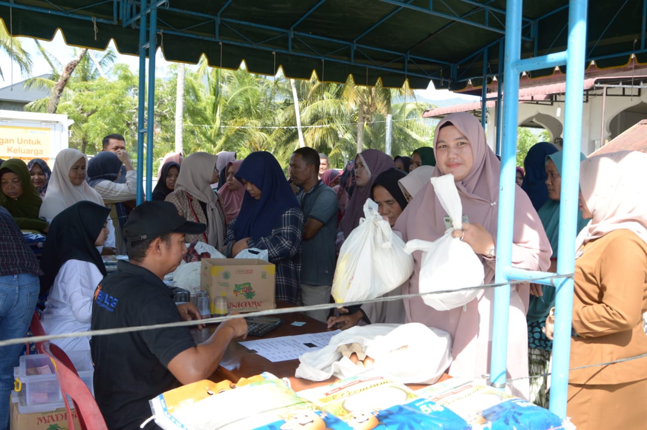 Ratusan Warga 15 Gampong di Kecamatan Kuta Malaka Padati Pasar Murah Ratusan Warga 15 Gampong di Kecamatan Kuta Malaka Padati Pasar Murah
