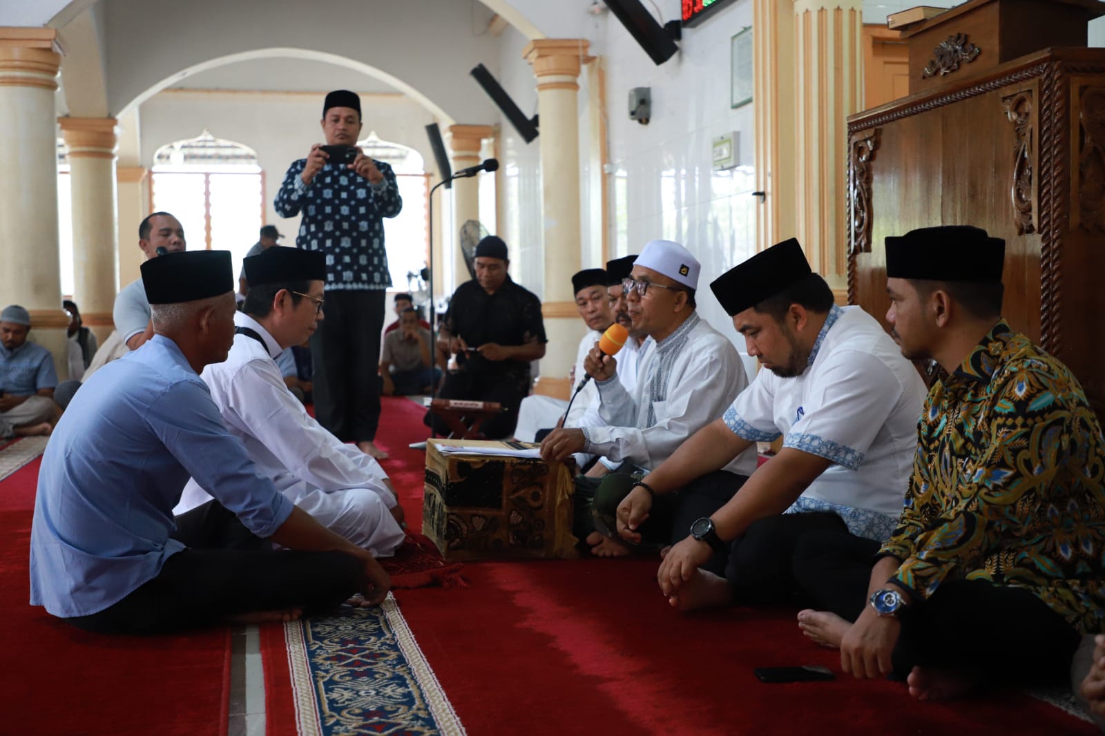 Pj Bupati Aceh Besar Saksikan Pensyahadatan Warga Tionghoa