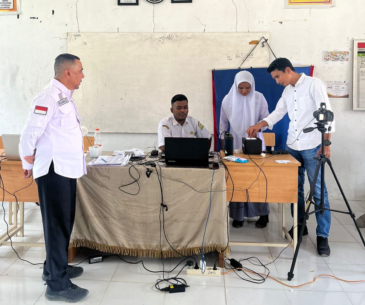 Lewat Jebol, Disdukcapil Aceh Besar Rekam Administrasi Siswa SMAN 2 Seulimuem Lewat Jebol, Disdukcapil Aceh Besar Rekam Administrasi Siswa SMAN 2 Seulimuem