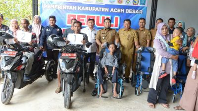 Pemerintah Aceh Besar Serahkan Bantuan Kursi Roda Bagi Penyandang Disabilitas