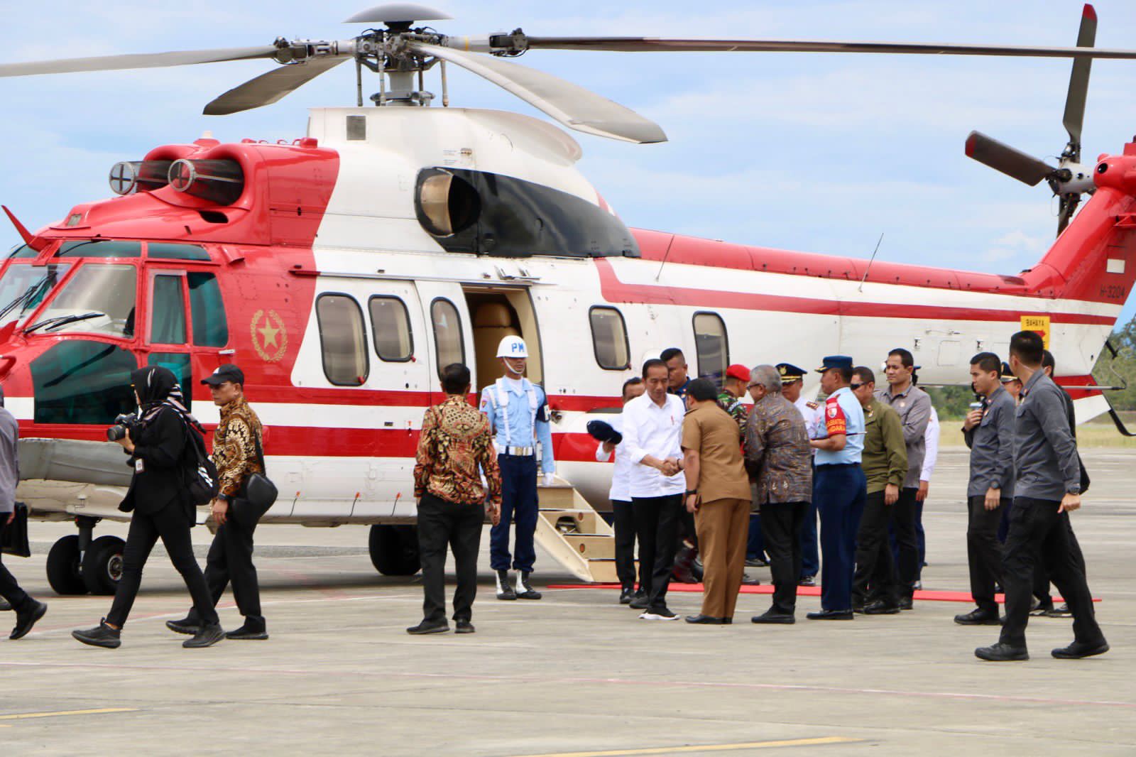 Pj Bupati Aceh Besar Dampingi Pj Gubernur Aceh Antar Kepulangan Presiden Jokowi