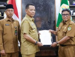 Penjabat Gubernur Aceh Serahkan SK Perpanjangan Masa Jabatan Wahyudi dan Nurdin