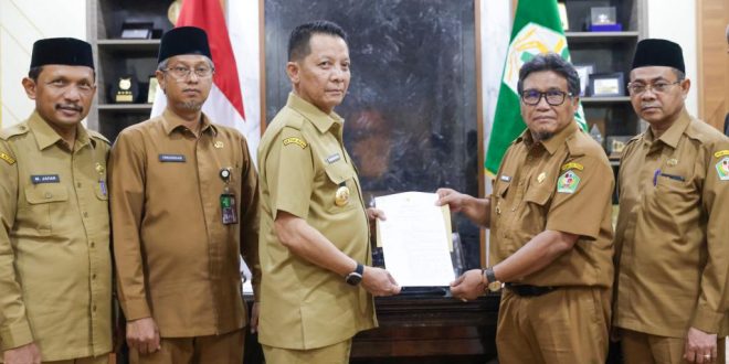 Penjabat Gubernur Aceh Serahkan SK Perpanjangan Masa Jabatan Wahyudi dan Nurdin