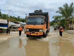 Personel Brimob Polda Aceh Bantu Korban Banjir di Trumon