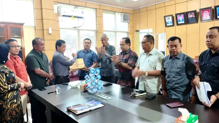 Pj Bupati Simeulue Serahkan Dokumen KUA-PPAS 2024 ke DPRK Pj Bupati Simeulue Serahkan Dokumen KUA-PPAS 2024 ke DPRK