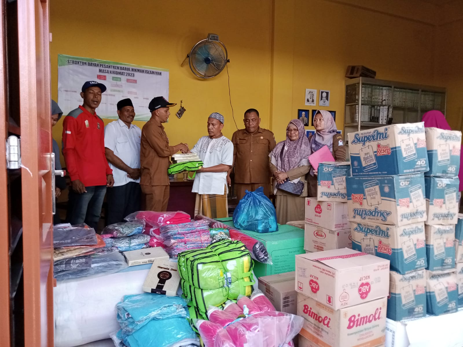 Dinsos Aceh Barat Salurkan Bantuan Masa Panik ke Korban Kebakaran Pesantren