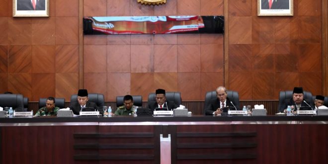 Pj Gubernur Hadiri Paripurna DPR Aceh, Dengarkan Pendapat Banggar atas Pertanggungjawaban APBA 2022