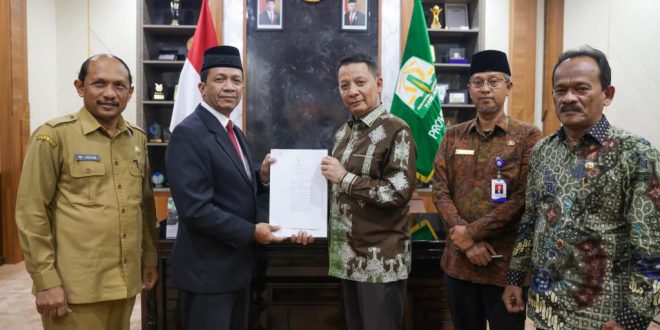 Penjabat Gubernur Serahkan SK Perpanjangan Jabatan Pj Bupati Bireuen dan Abdya