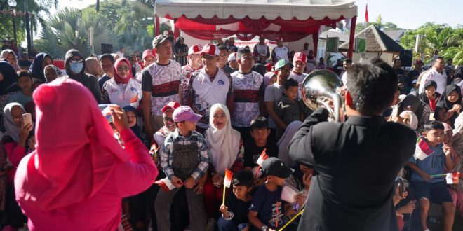 Duduk di Trotoar Jalan, Penjabat Gubernur Saksikan Pawai Karnaval Kemerdekaan Bersama Ribuan Masyarakat Kota Banda Aceh