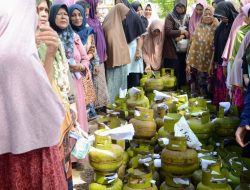 Tanggapi Isu Kelangkaan, Pemkab Aceh Besar Gelar Operasi Pasar Elpiji 3 Kg untuk Warga Darul kamal