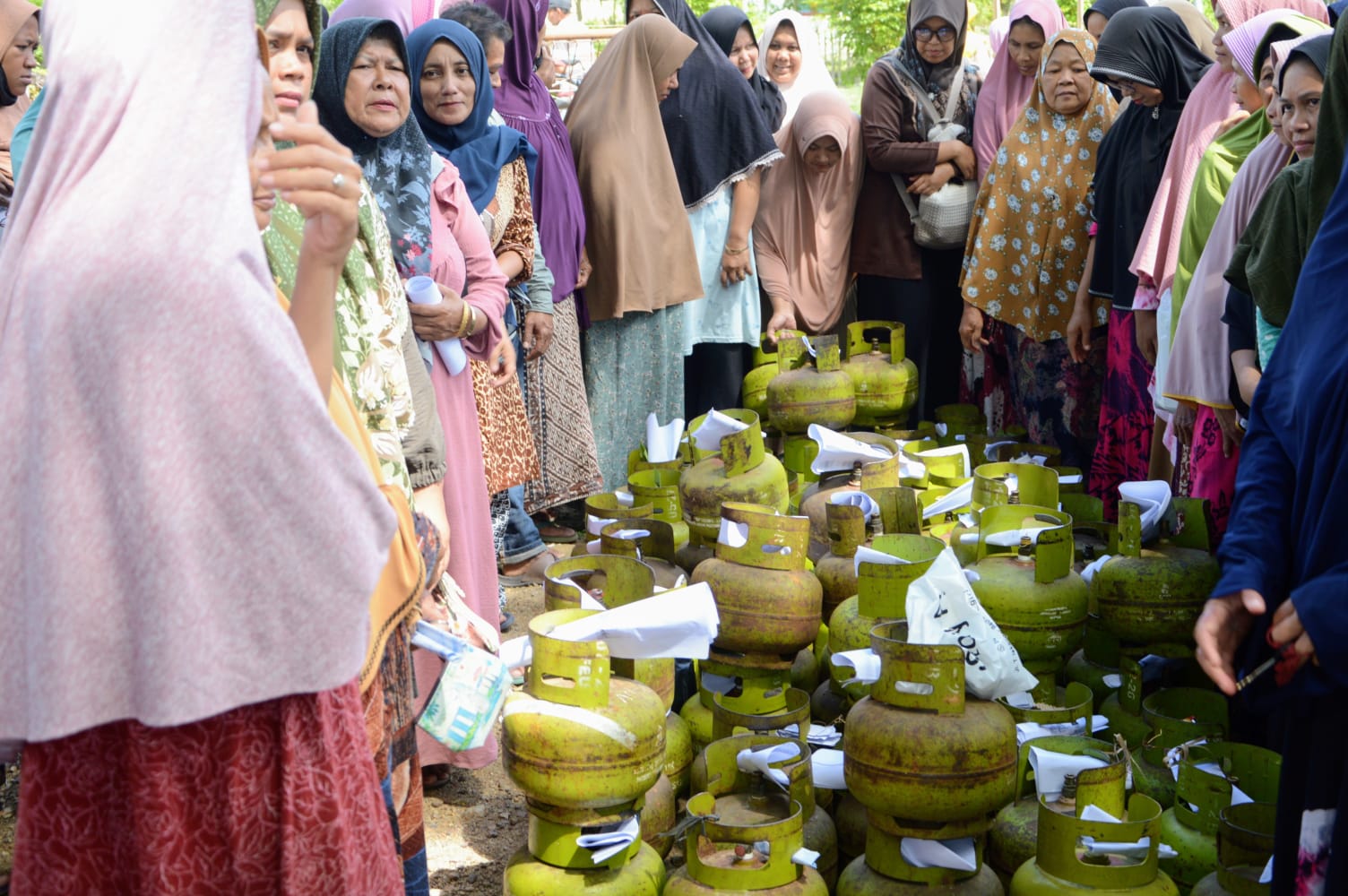 Tanggapi Isu Kelangkaan, Pemkab Aceh Besar Gelar Operasi Pasar Elpiji 3 Kg untuk Warga Darul kamal