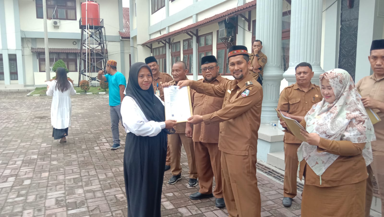 Pj Bupati Aceh Tenggara Serahkan SK 188 Tenaga Kesehatan