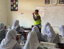 Personel Ditlantas Polda Aceh Imbau Pelajar Disiplin Gunakan Helm saat Berkendara
