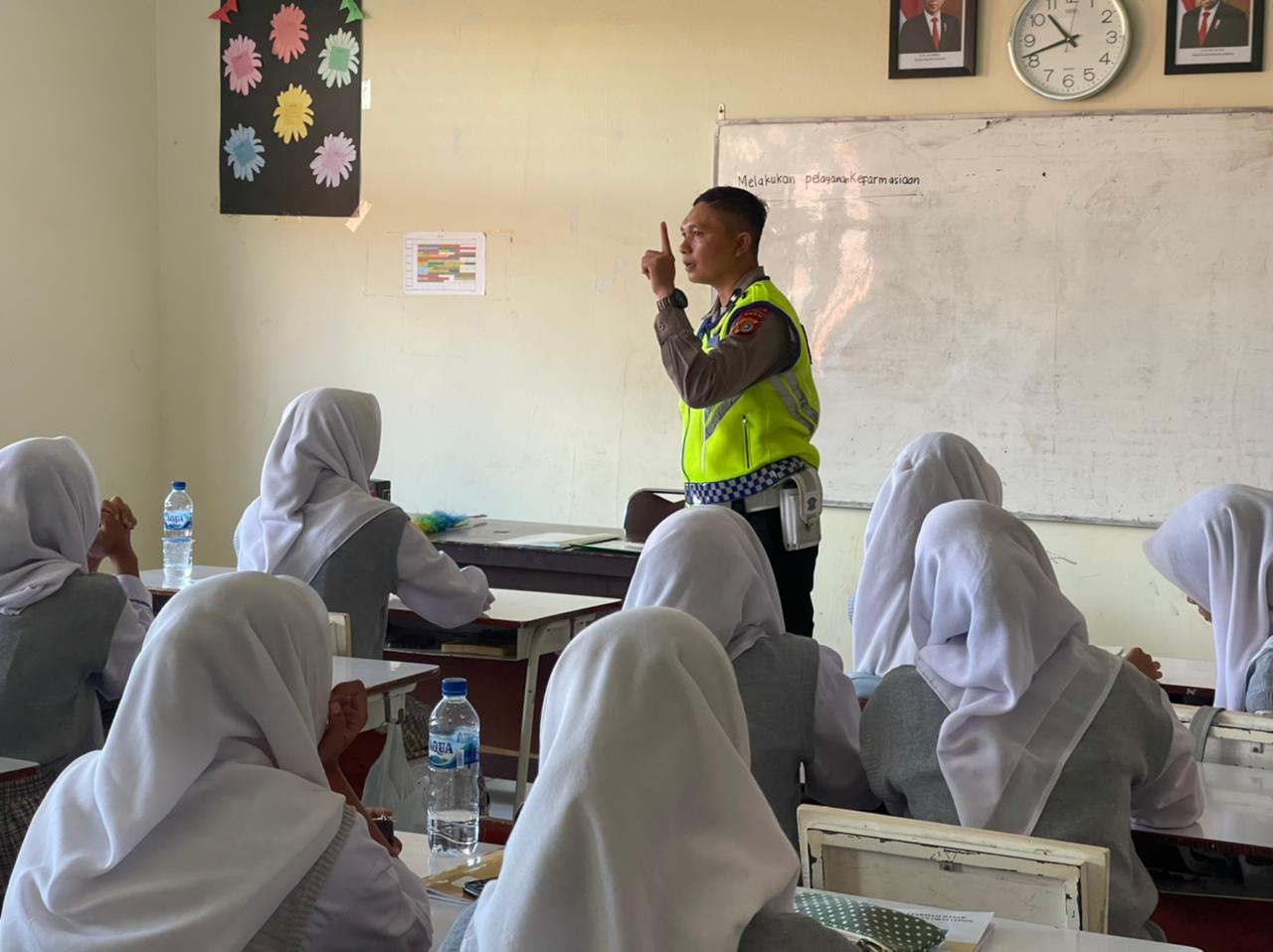 Personel Ditlantas Polda Aceh Imbau Pelajar Disiplin Gunakan Helm saat Berkendara